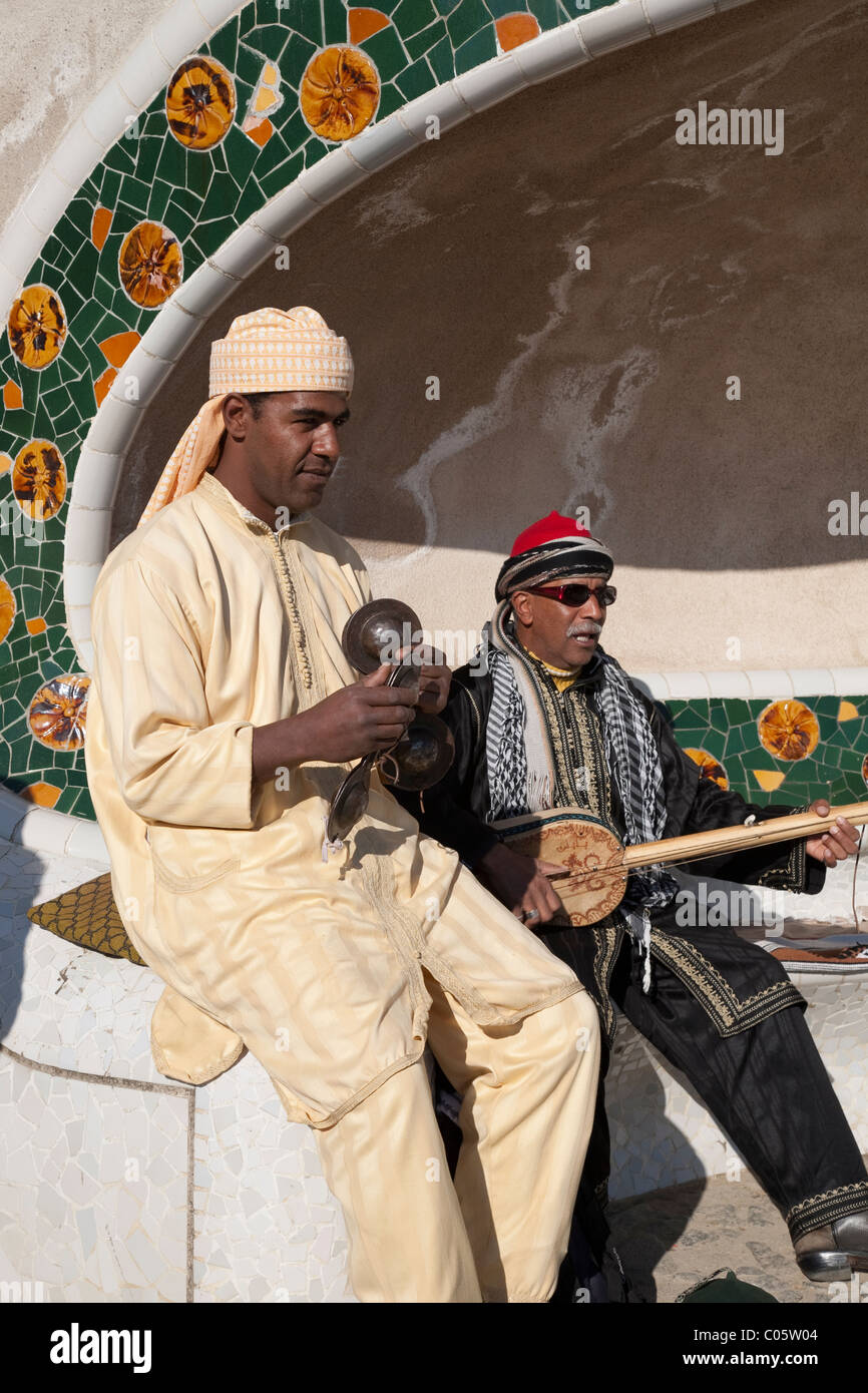 Africano arabo musicisti nel Parco Guell, Barcellona, in Catalogna, Spagna Foto Stock