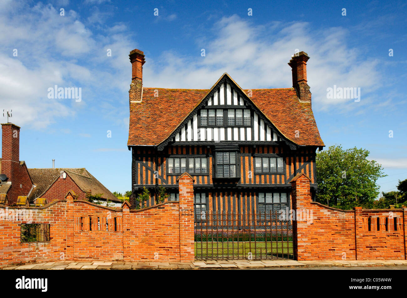 Una bellissima casa in stile tudor a Holland sul mare in Essex Foto Stock