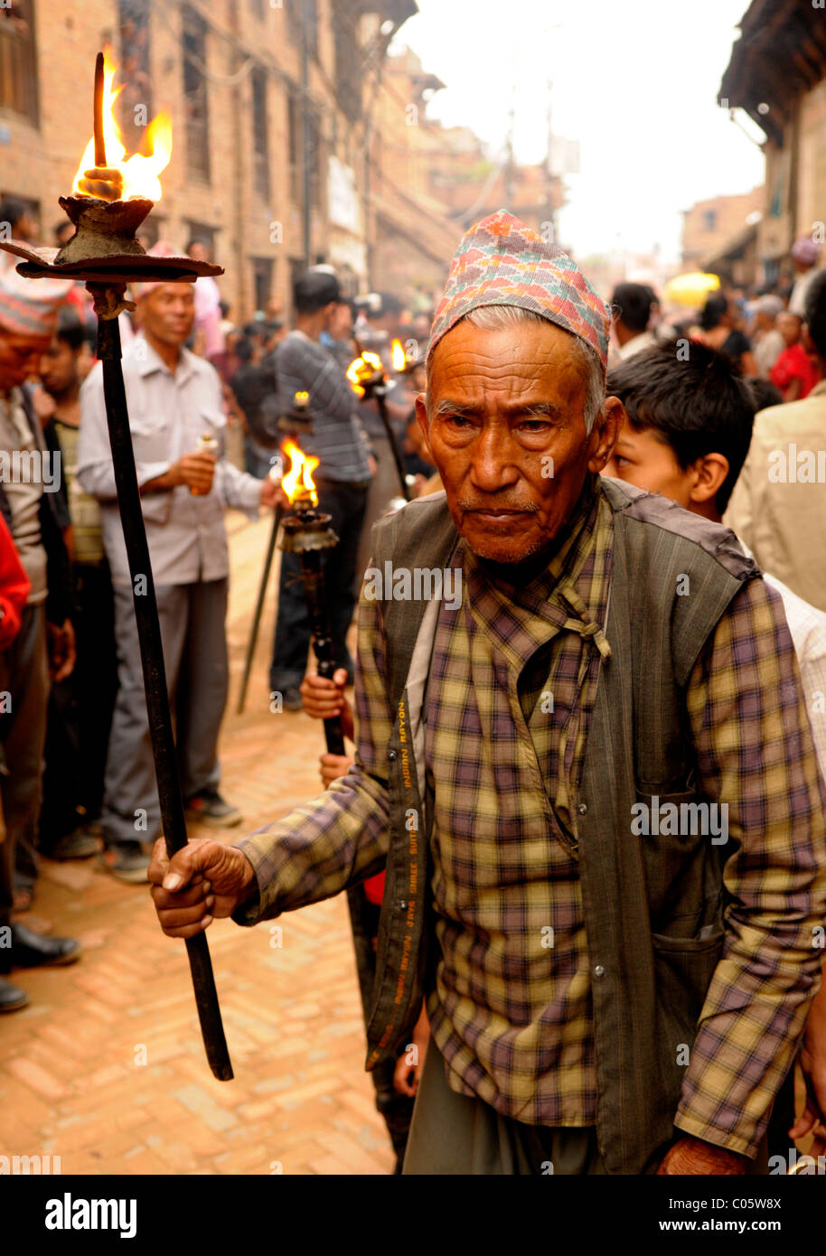 Il vecchio uomo nepalese durante l anno nuovo festival, popoli vive ( i nepalesi ) , la vita a Kathmandu , kathmandu vita di strada , il Nepal Foto Stock