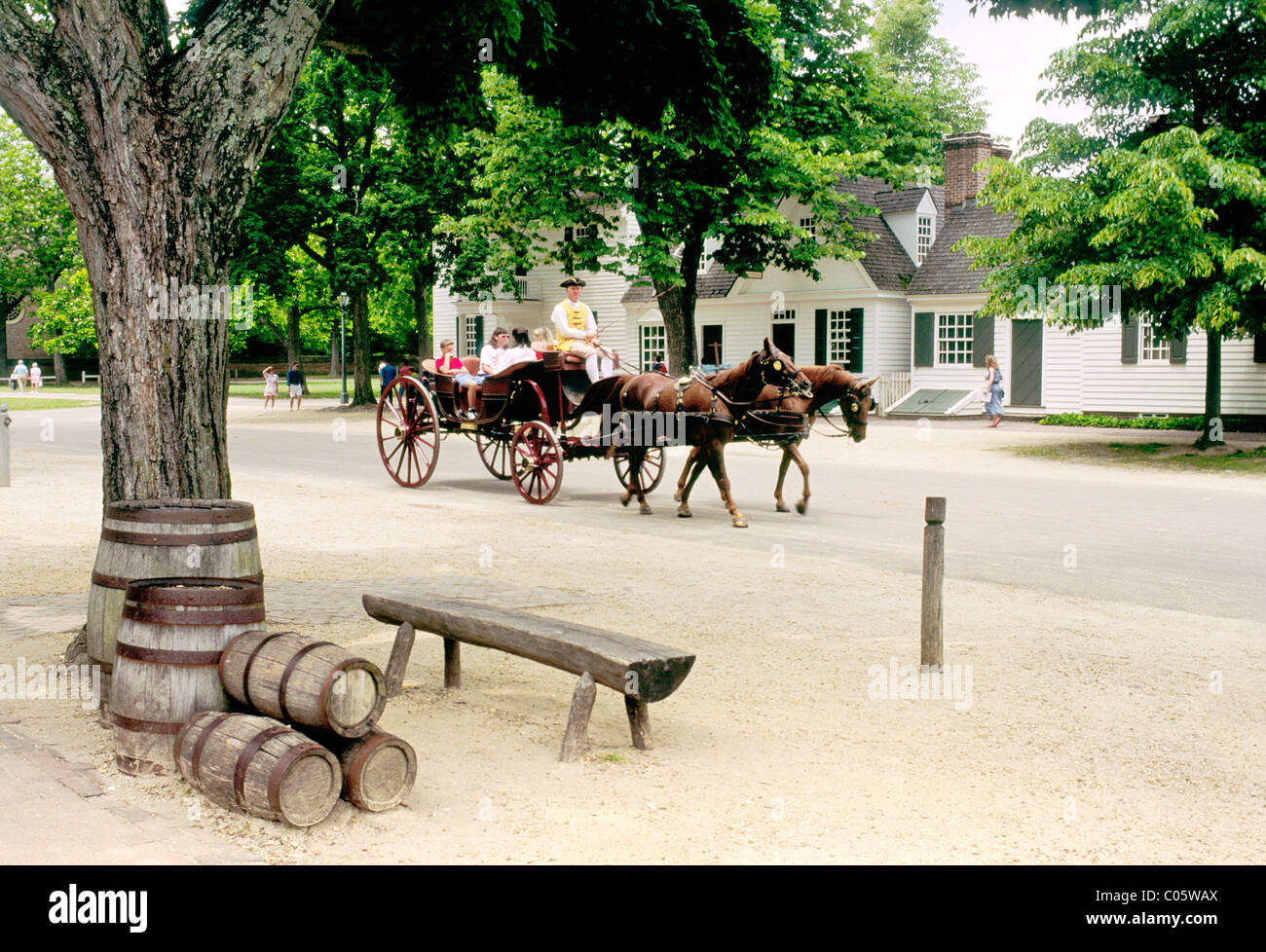 Colonial Williamsburg, Virginia, Stati Uniti d'America. Storia viva rievocazione tourist carrozza sul Duca di Gloucester Street Foto Stock