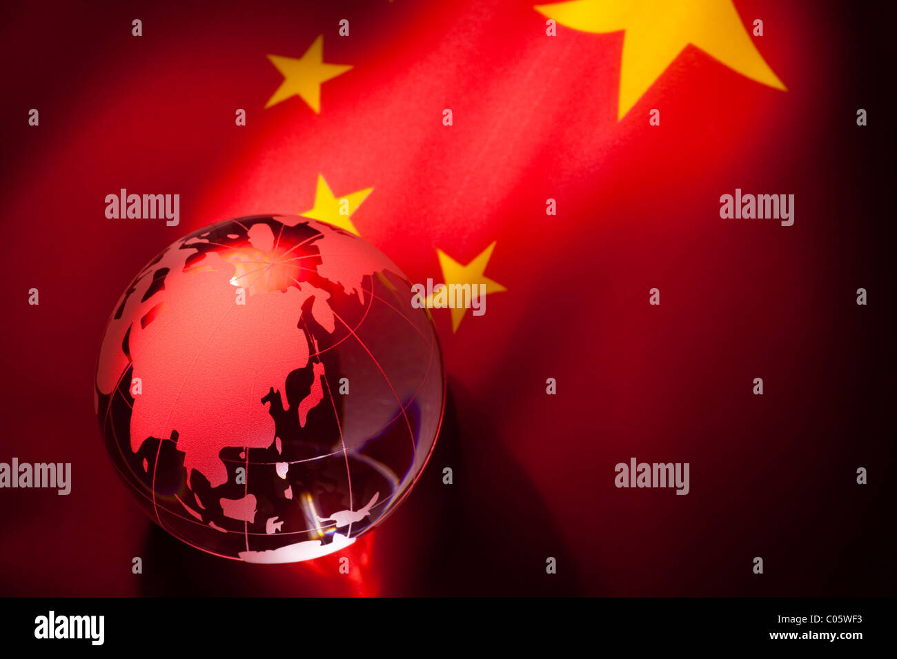 Globo e Bandiera della Cina per lo sfondo Foto Stock