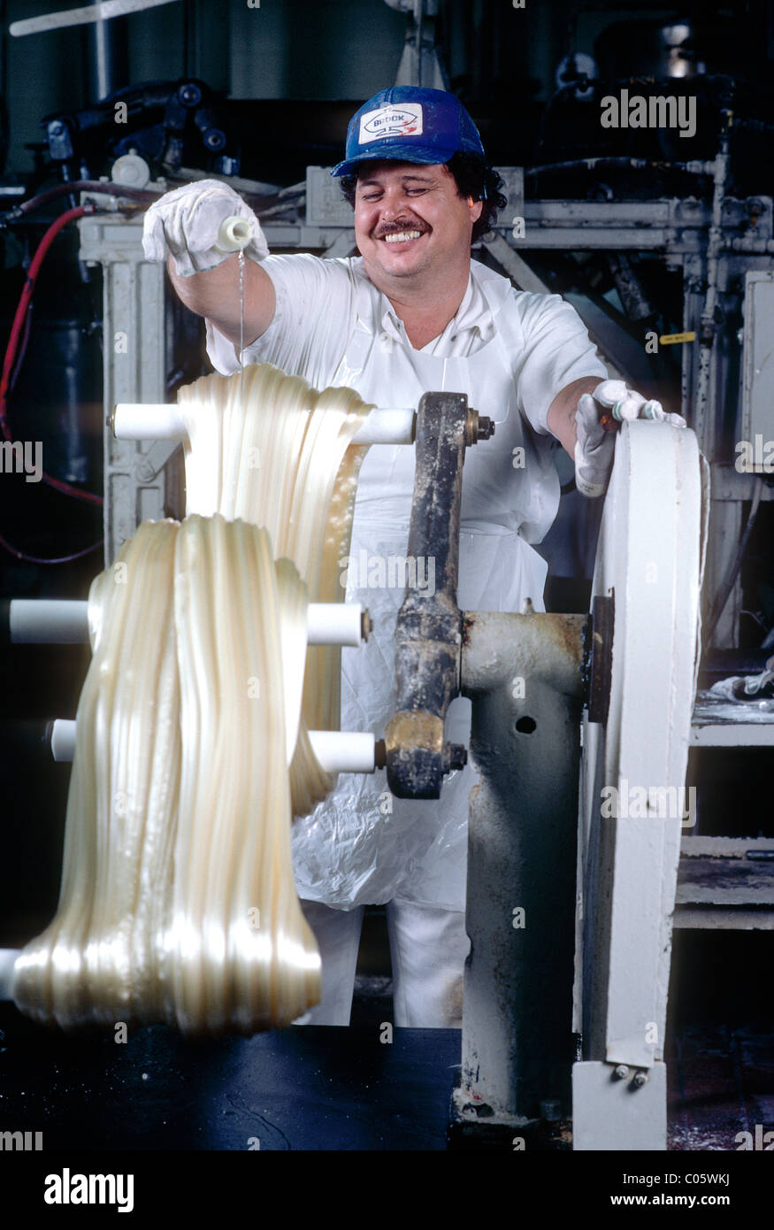 Lavoratore rendendo caramella di menta piperita, Brock Candy Company, Chattanooga, Tennessee, Stati Uniti d'America Foto Stock