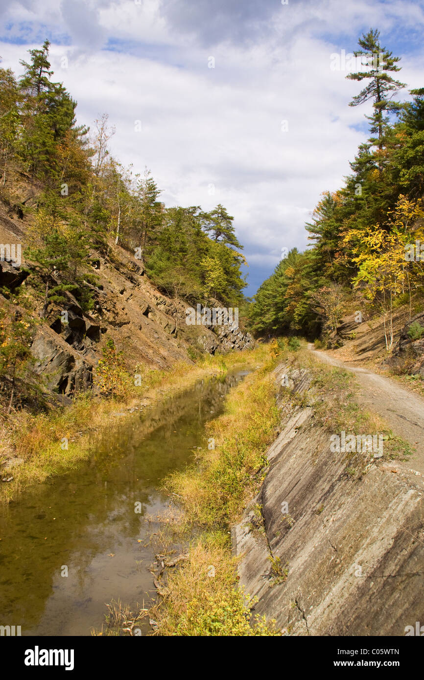 Chesapeake e Ohio Canal e percorso di traino vicino l'ingresso orientale della zampa della zampa galleria situata all'interno di Allegany County Maryland Foto Stock