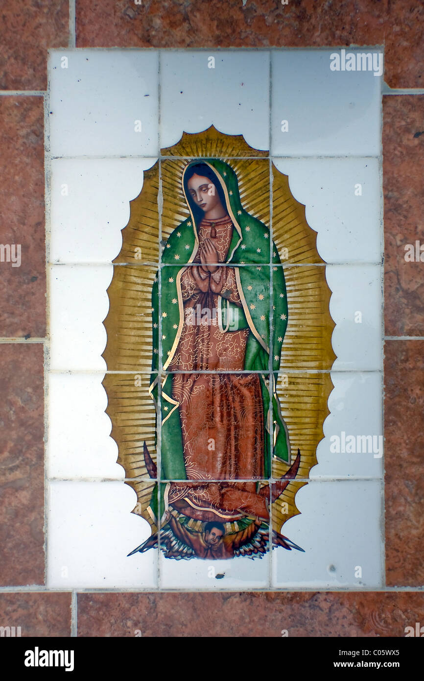 Funeraria piastrella ceramica arte della Vergine Maria a Isla Mujeres (spagnolo per le donne Isola) Pantion (cimitero) Messico Foto Stock