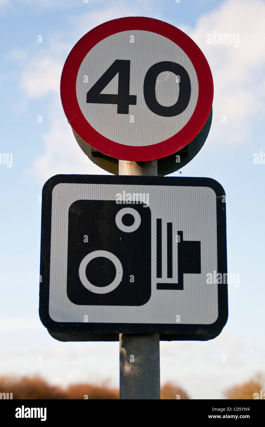 40 Il limite massimo di velocità e la velocità della telecamera segno di avvertimento Foto Stock