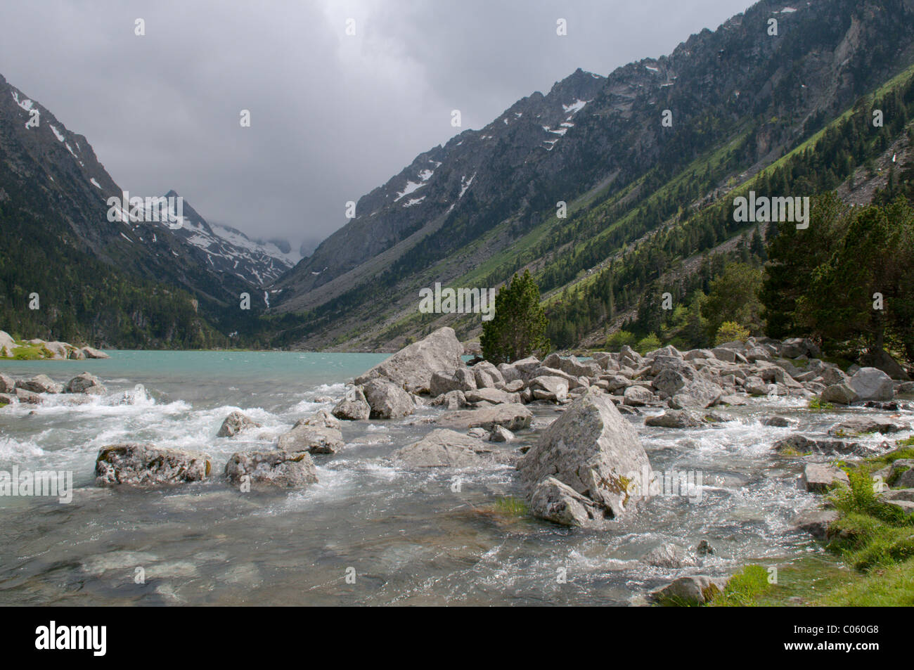 Lago di gaube al di sopra di pont d'espagne. Vicino a cauterets. Parco nazionale des Pyrenees, Pirenei, Francia. giugno. Foto Stock