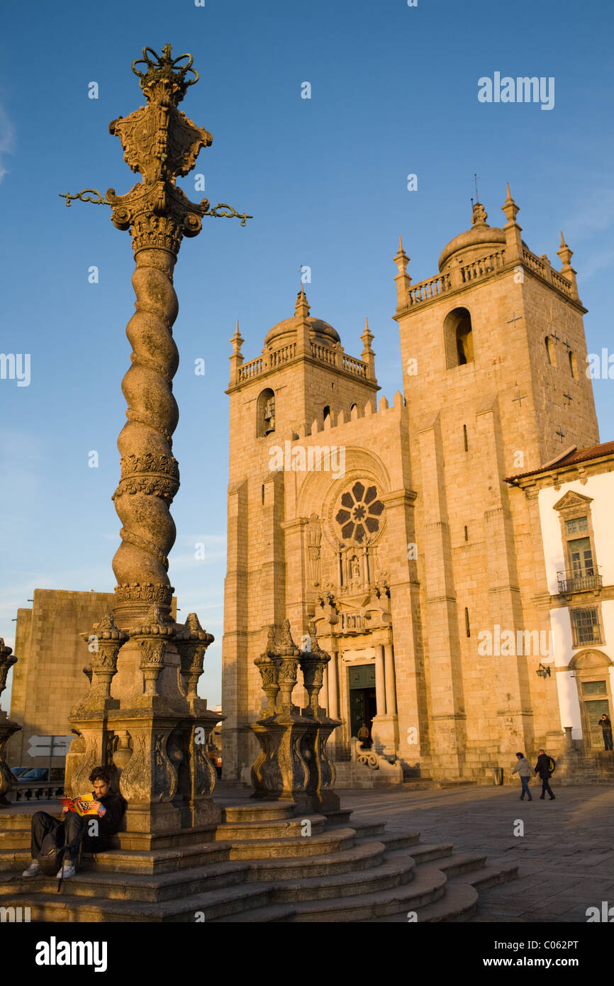 Catedral da Sé e Pelourinho tr. Gogna, Oporto, Portogallo Foto Stock