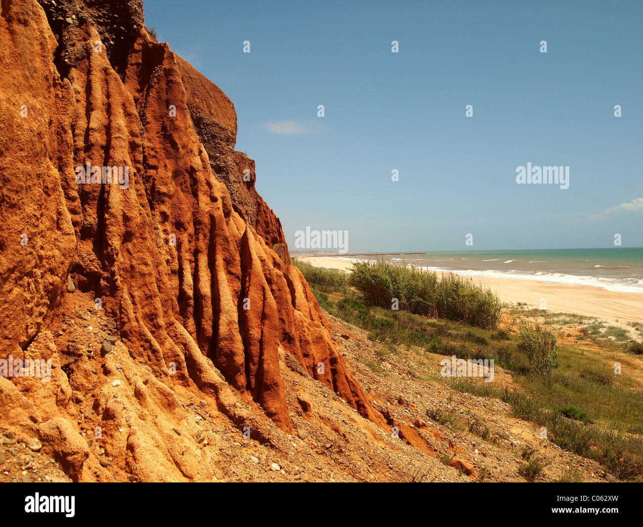 Scogliere e spiaggia di Praia da Falesia vicino a Vilamoura, Algarve, Portogallo, Europa Foto Stock