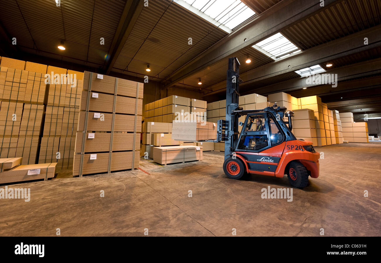 Sollevamento delle forche in un centro di distribuzione, Pfleiderer AG fabbrica presso la sede a Neumarkt, Alto Palatinato, Bavaria Foto Stock