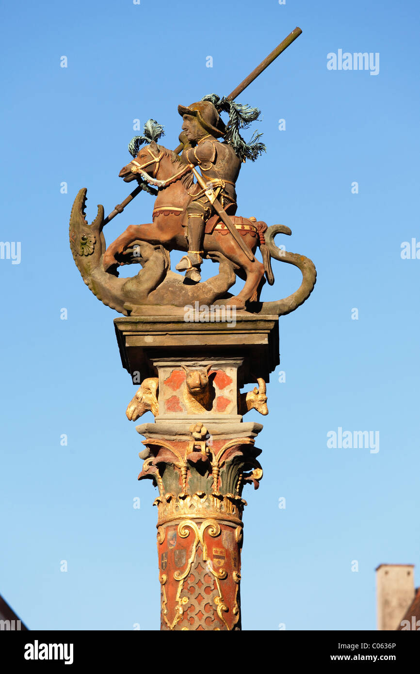 La colonna con il monumento equestre di San Giorgio sulla piazza del mercato, Rothenburg ob der Tauber, Strada Romantica, Media Franconia Foto Stock