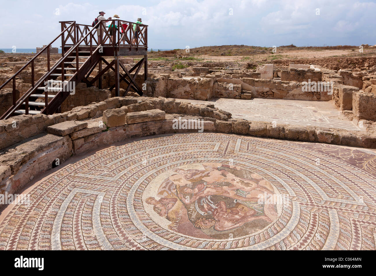 I turisti che visitano la città romana, sito patrimonio mondiale dell'UNESCO lo scavo archeologico sito di Paphos, Cipro del Sud Foto Stock