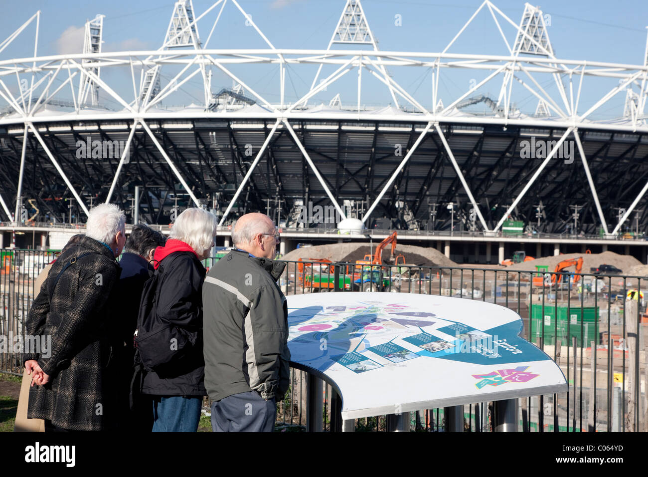 I visitatori guardano alla costruzione di Stadio Olimpico, Londra Foto Stock