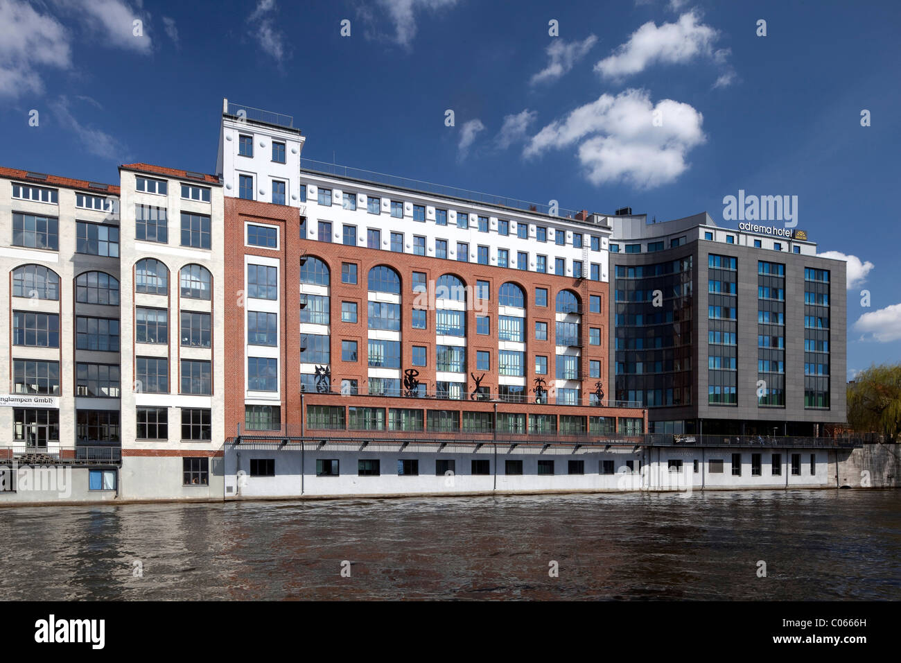 Edificio per uffici sulle rive del fiume Spree, Charlottenburg di Berlino, Germania, Europa Foto Stock