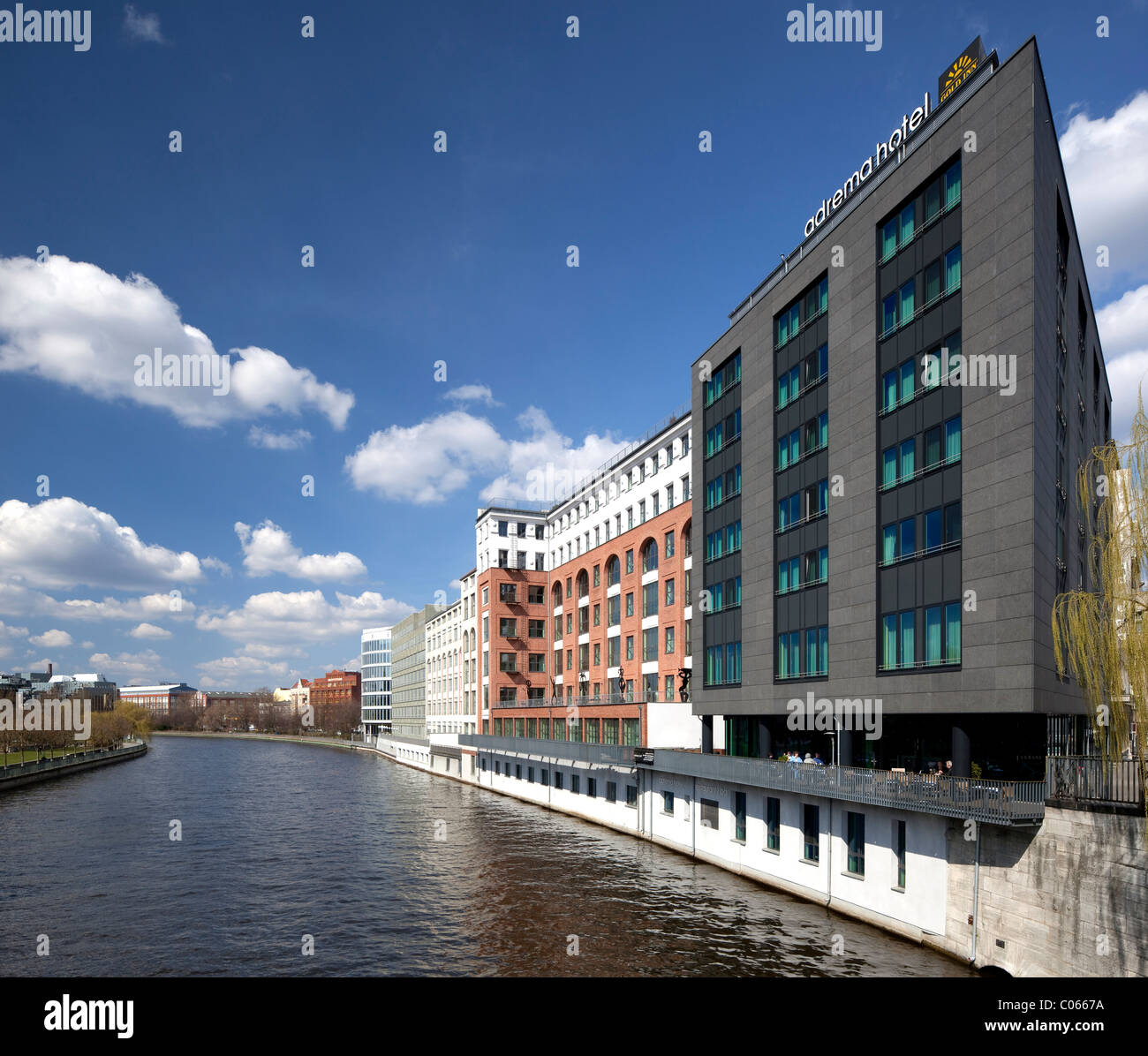 Edificio per uffici sulle rive del fiume Spree, Charlottenburg di Berlino, Germania, Europa Foto Stock