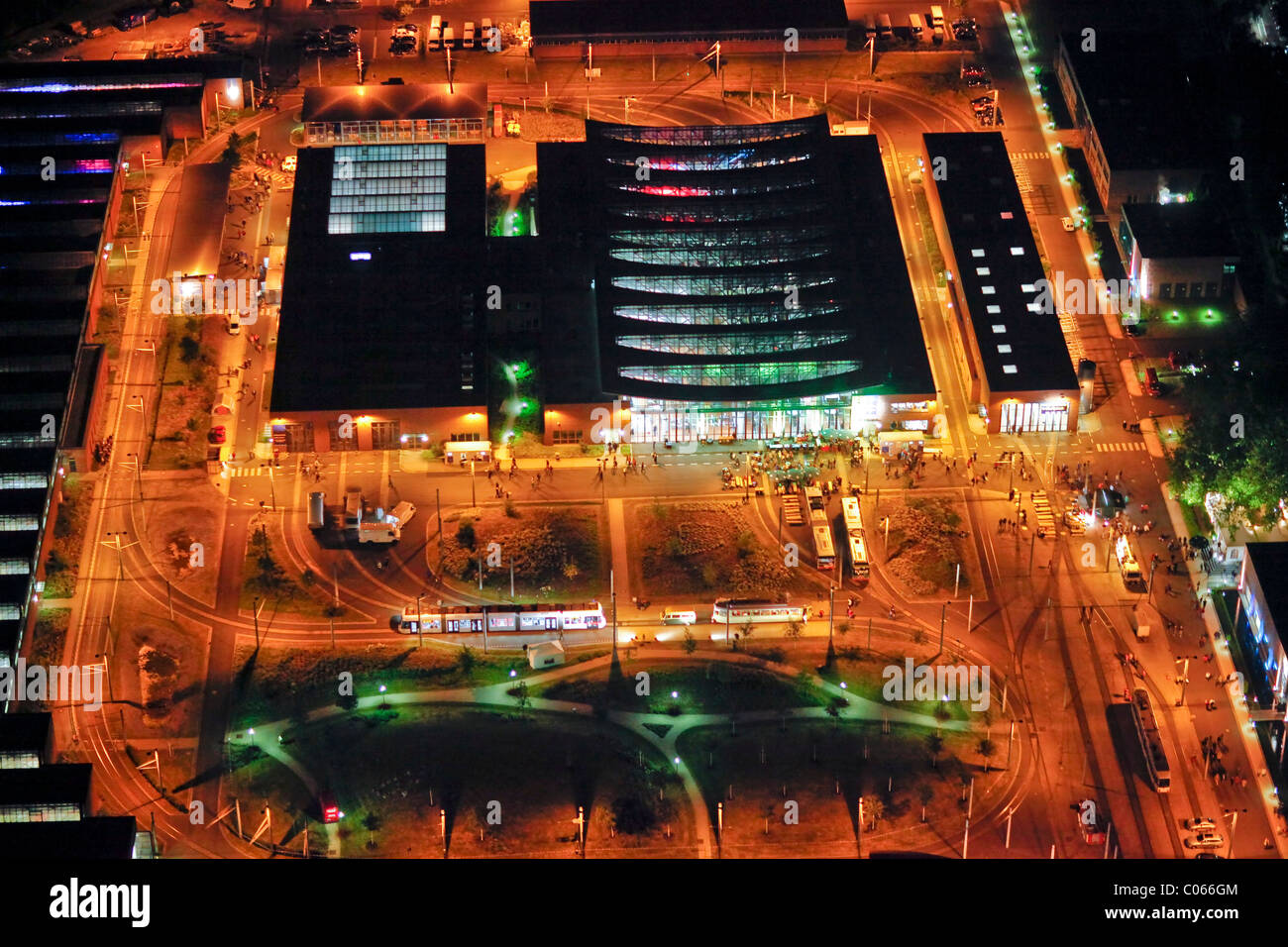 Vista aerea, night shot, tram depot, BOGESTRA i servizi pubblici Engelsburg, Extraschicht 2010, notte di industriale Foto Stock