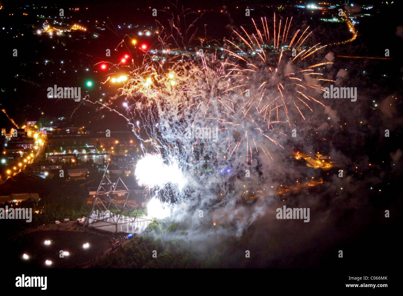 Vista aerea, night shot, tetrahedron con fuochi d'artificio, Extraschicht 2010, notte di cultura industriale, festival estivo di Foto Stock