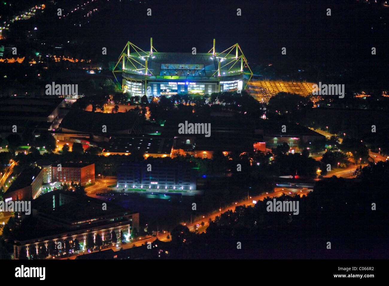 Vista aerea, night shot, lo stadio di calcio, il Signal Iduna Park e Westfalenhalle venue, Extraschicht 2010, notte di industriale Foto Stock