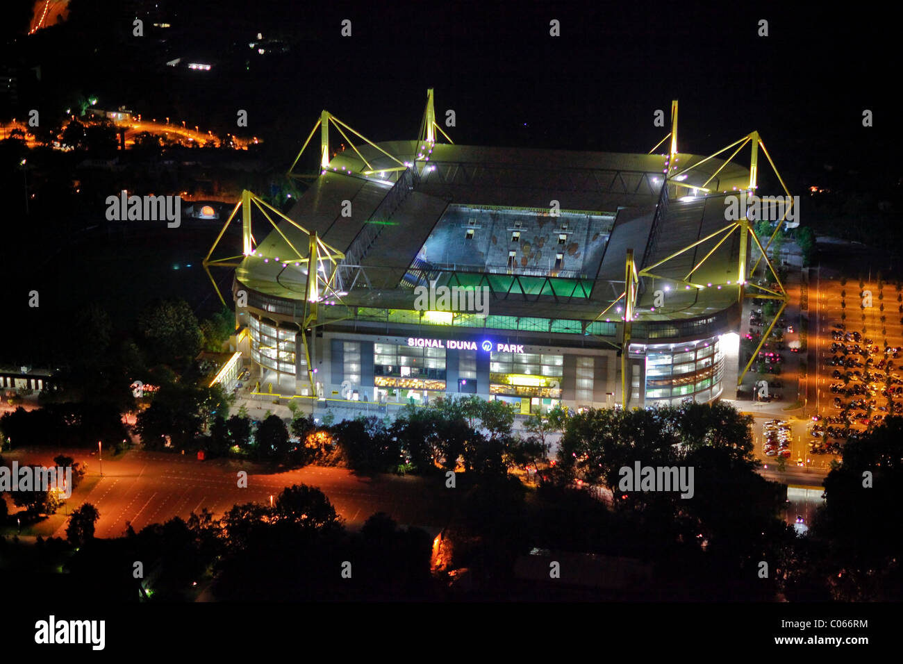 Vista aerea, night shot, lo stadio di calcio, il Signal Iduna Park e Westfalenhalle venue, Extraschicht 2010, notte di industriale Foto Stock