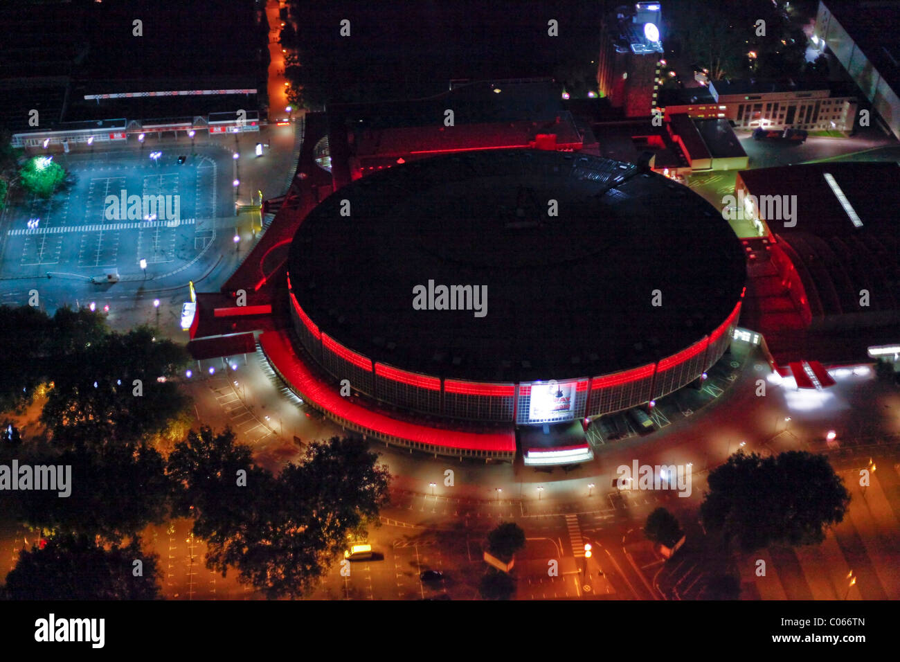 Vista aerea, night shot, lo stadio di calcio, il Signal Iduna Park e Westfalenhalle venue, Extraschicht 2010, notte di industriale Foto Stock
