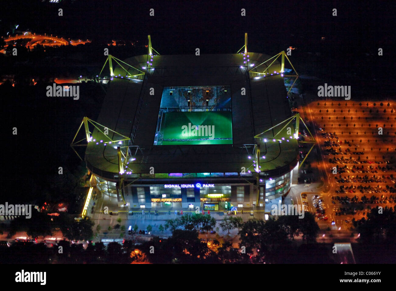 Vista aerea, night shot, lo stadio di calcio, il Signal Iduna Park e Westfalenhalle venue, Extraschicht 2010, notte di industriale Foto Stock