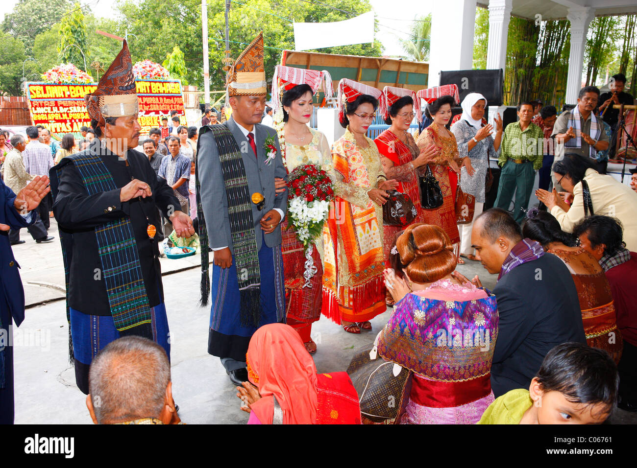 Sposa e lo sposo con la Sposa genitori, cerimonia di nozze, Siantar, Batak regione, Sumatra, Indonesia, Asia Foto Stock