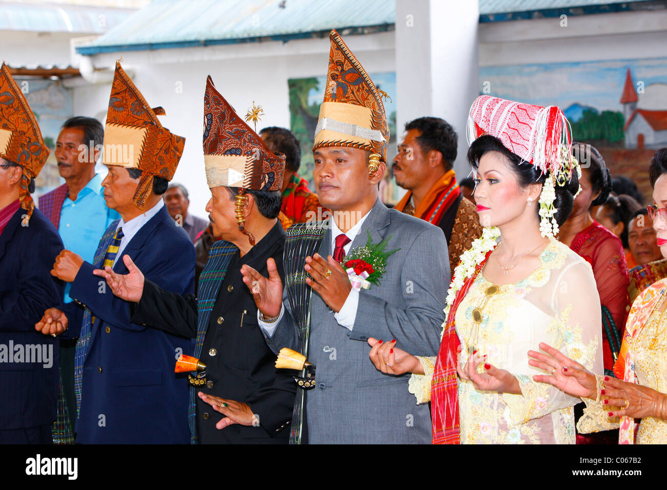 Sposa e lo sposo, cerimonia di nozze, Siantar, Batak regione, Sumatra, Indonesia, Asia Foto Stock