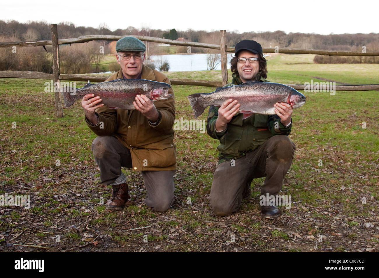 I pescatori di trote grosse arcobaleno a Blackwool Fattoria la pesca di trote. Petworth, West Sussex, in Inghilterra, Regno Unito. Foto Stock