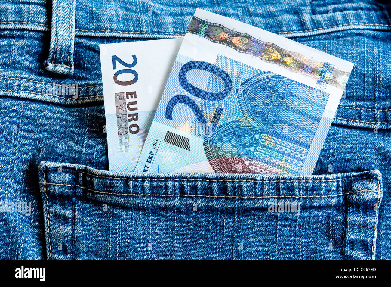 Le banconote in euro in jeans denim tasca posteriore Foto Stock