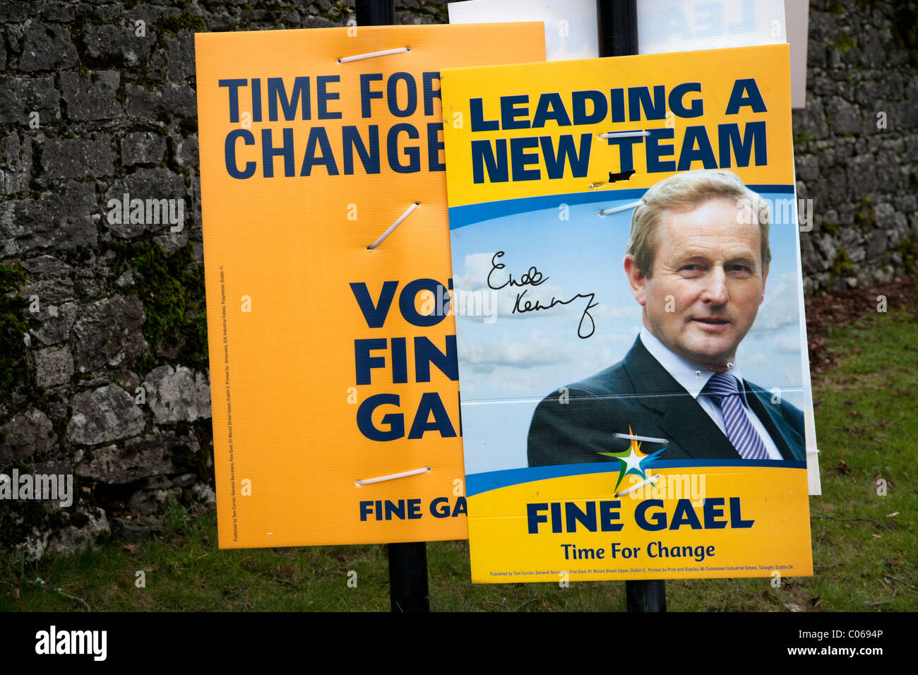 Elezione irlandese poster, Gael fine leader del Partito Enda Kenny. Contea di Limerick, Irlanda. Foto Stock