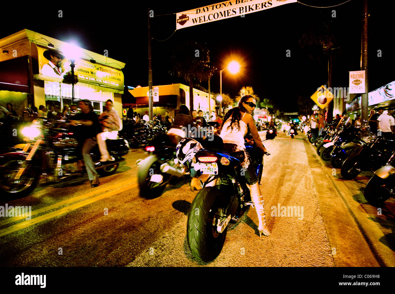Ragazza sulla moto sportiva Daytona Main St di notte. Foto Stock