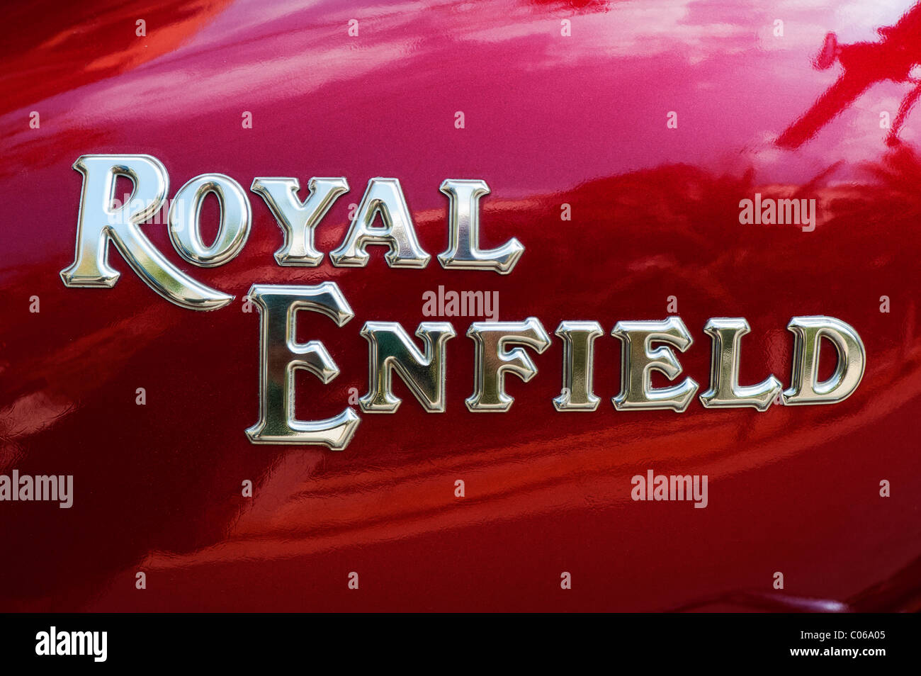 Royal Enfield 350 bullet motociclo il serbatoio benzina monogramma cromato. Fabbricato in India Foto Stock