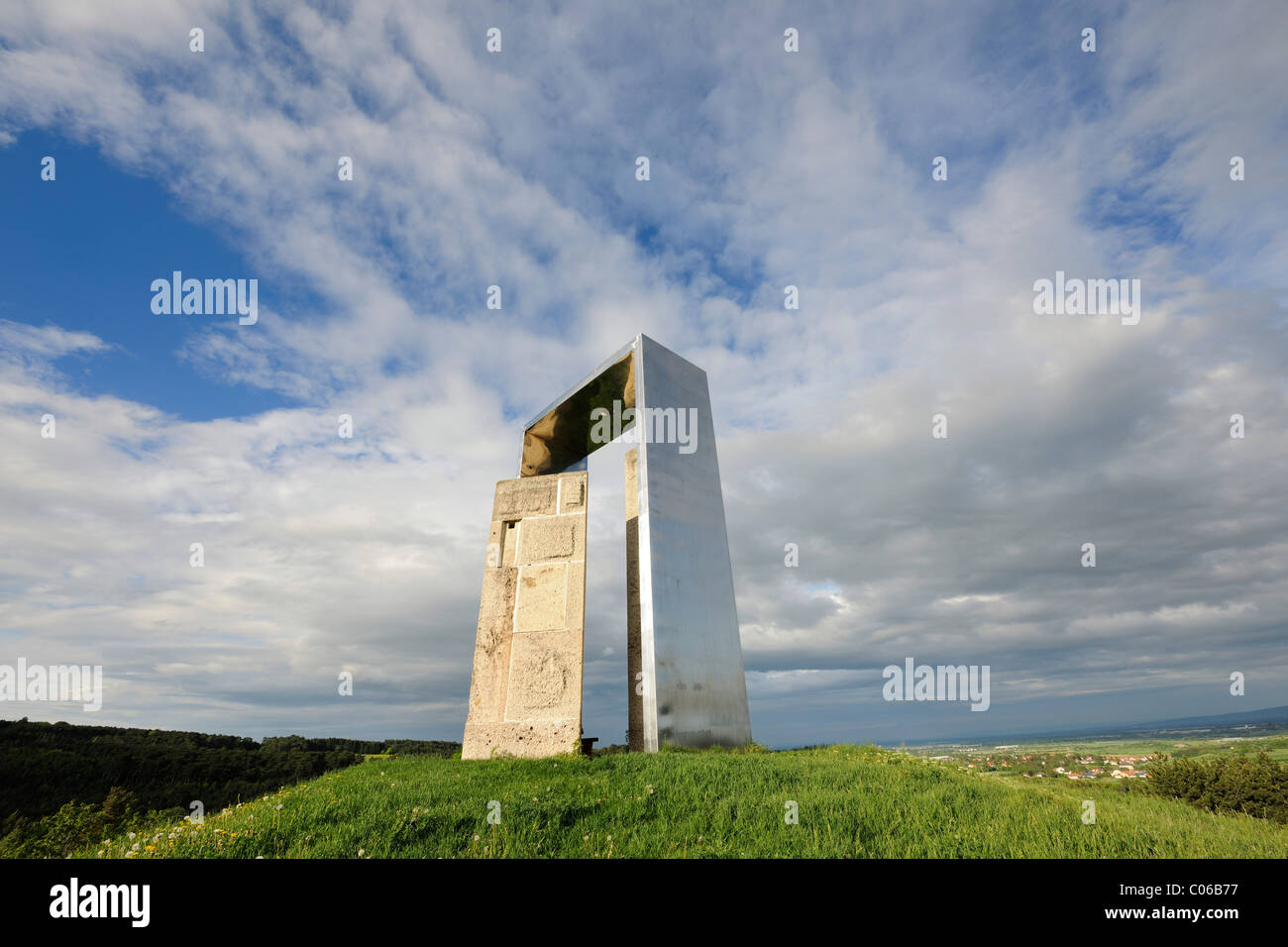 Porta della conoscenza, artwork realizzato dal conglomerato Lindabrunner pietra, Simposio Lindabrunn, Triestingtal, Austria Inferiore, Austria Foto Stock