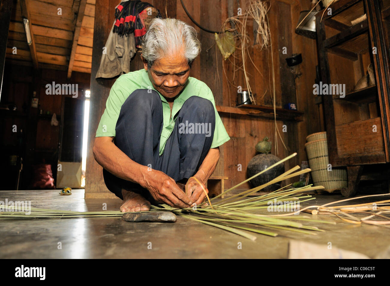Il vecchio uomo cestello di tessitura, Vietnam Asia Foto Stock