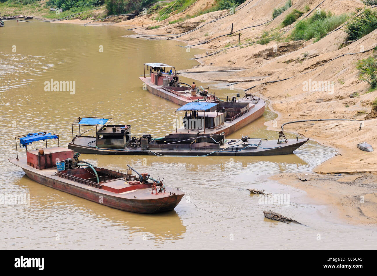 Estrazione di sabbia, sabbia barche di aspirazione, Vietnam Asia Foto Stock