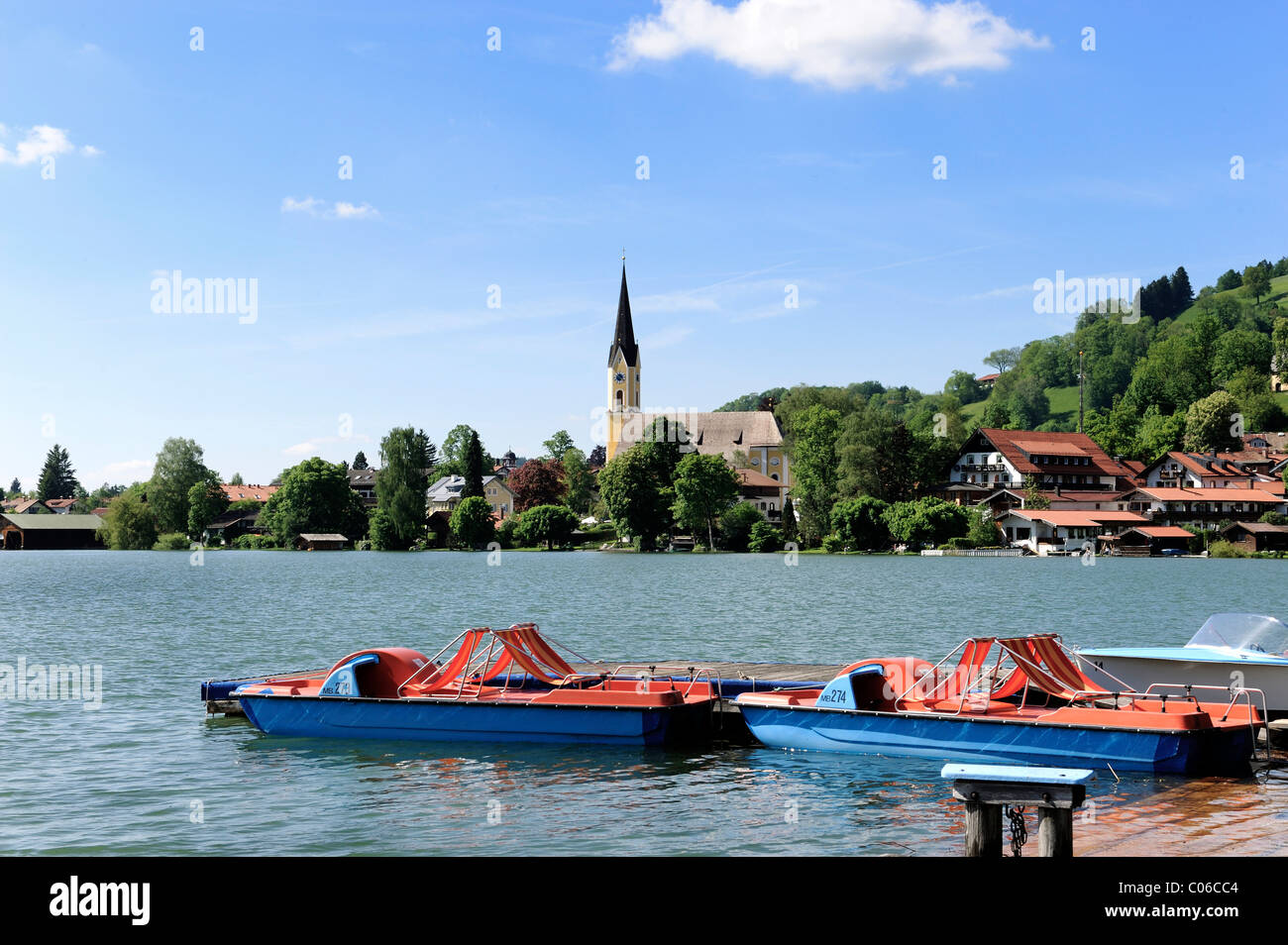 Vista sul lago Schliersee, Chiesa Parrocchiale di San Sisto, Alta Baviera, Baviera, Germania, Europa Foto Stock