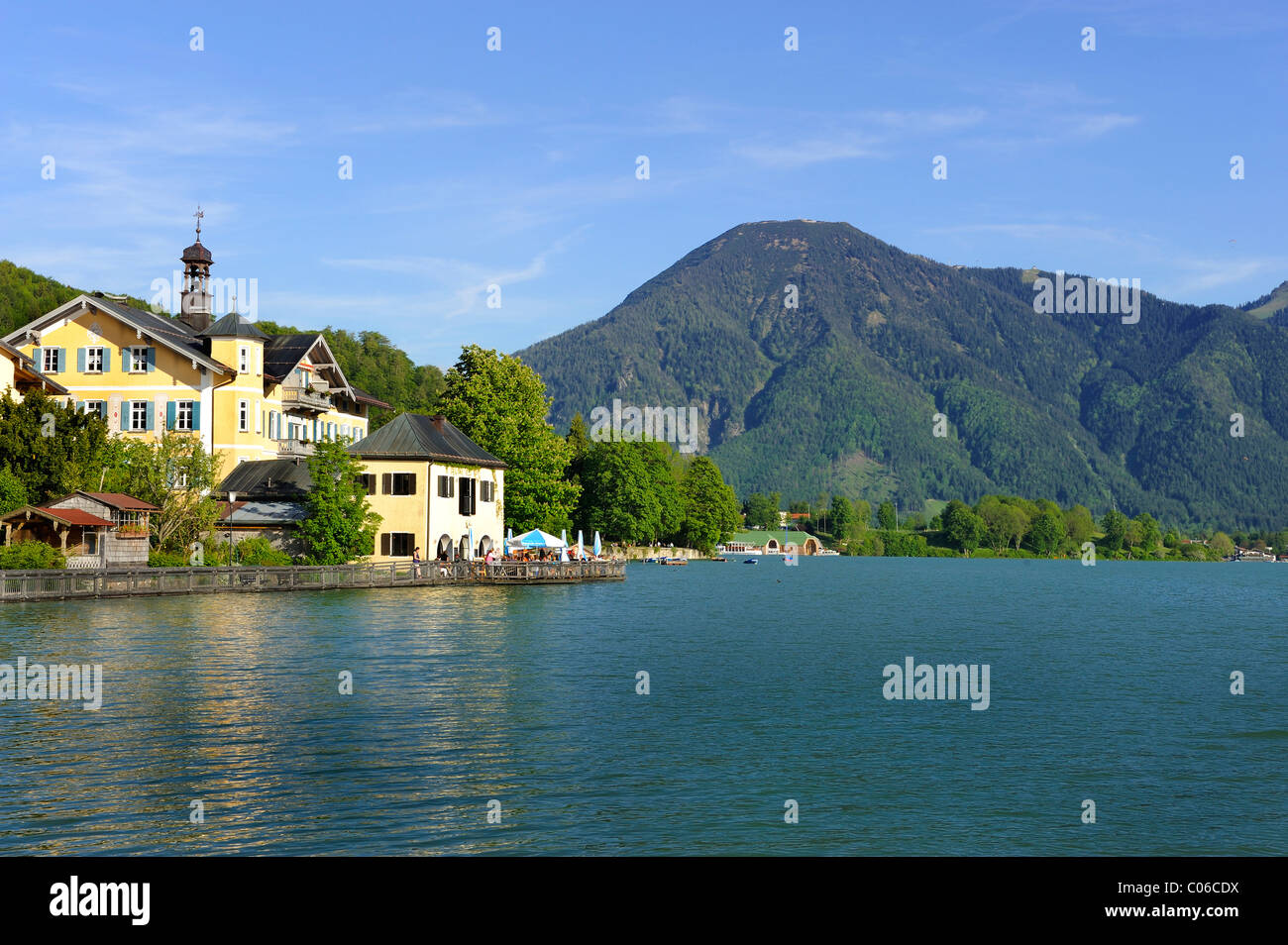 Lago Tegernsee, Tegernsee village, Wallberg mountain, Alta Baviera, Baviera, Germania, Europa Foto Stock