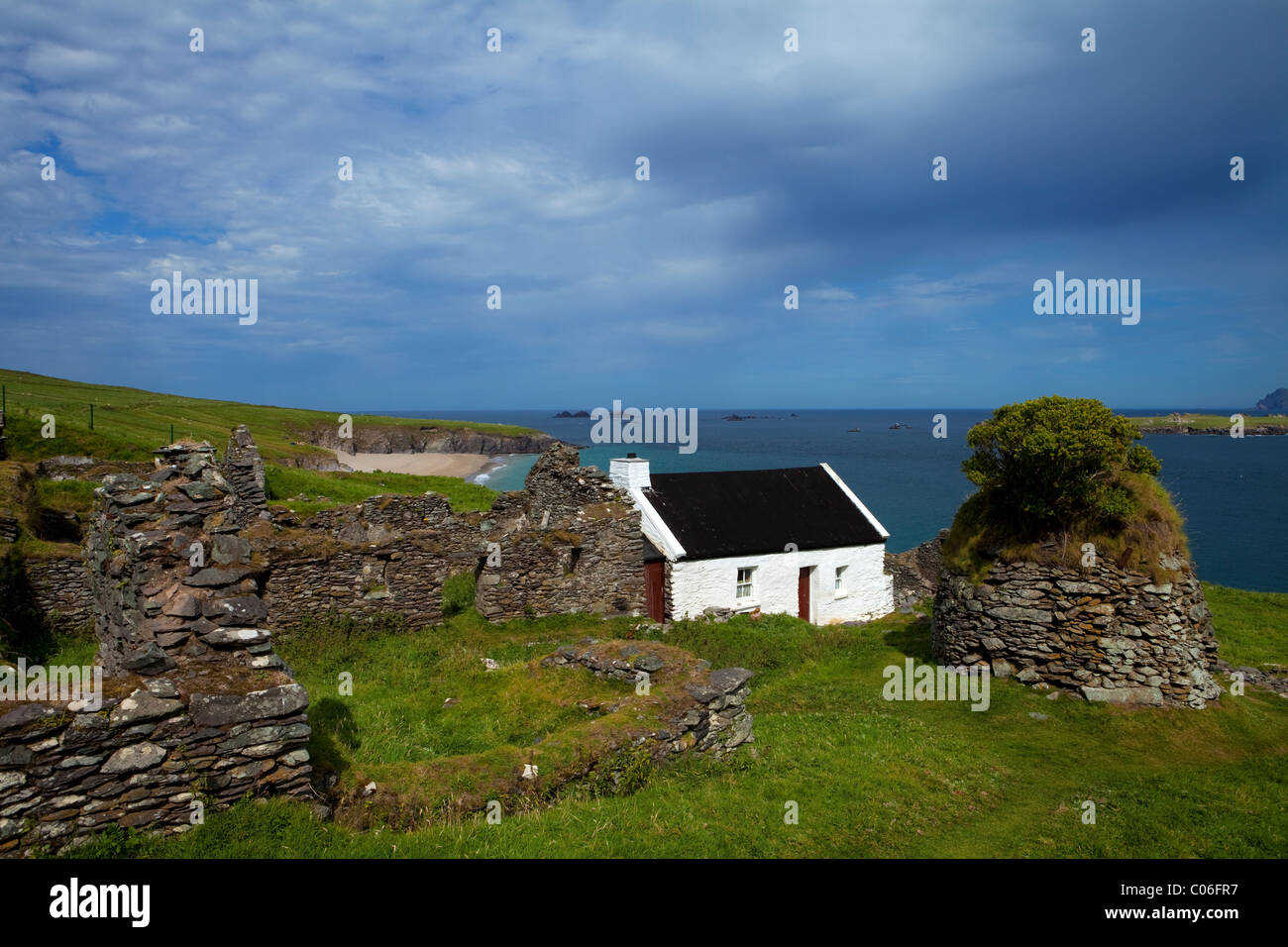 Cottage e casette deserta sulla Grande Isola di Blasket, isole Blasket, penisola di Dingle, nella contea di Kerry, Irlanda Foto Stock