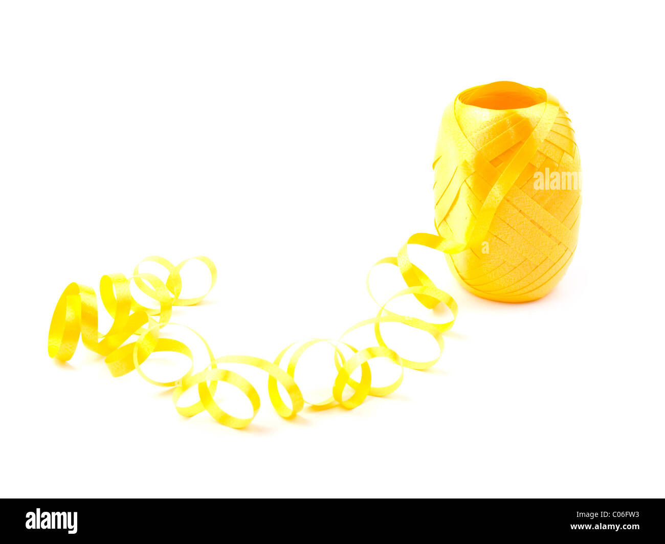 La matassa di nastro giallo su sfondo bianco Foto Stock