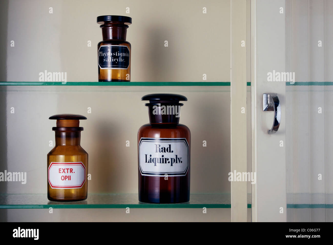 Vecchie bottiglie di medicina in un armadietto dei medicinali Foto Stock