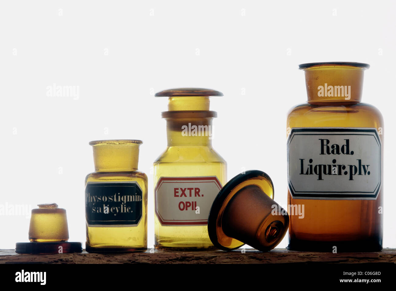 Vecchie bottiglie di medicina su uno scaffale di legno Foto Stock