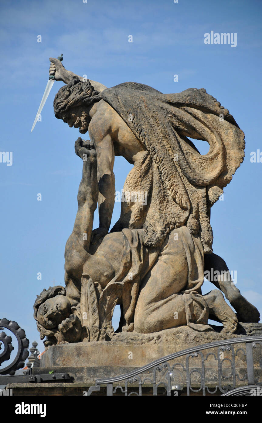 Combattimenti statua gigante, torre di porta, il Castello di Praga, Hradcany, Praga, Old Town, Repubblica Ceca, Repubblica Ceca, Europa Foto Stock