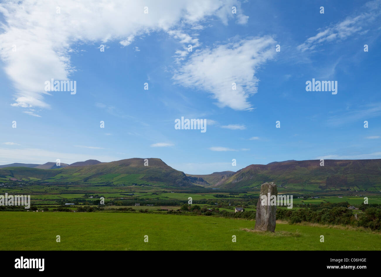 In piedi vicino a pietra Anascaul, penisola di Dingle, nella contea di Kerry, Irlanda Foto Stock
