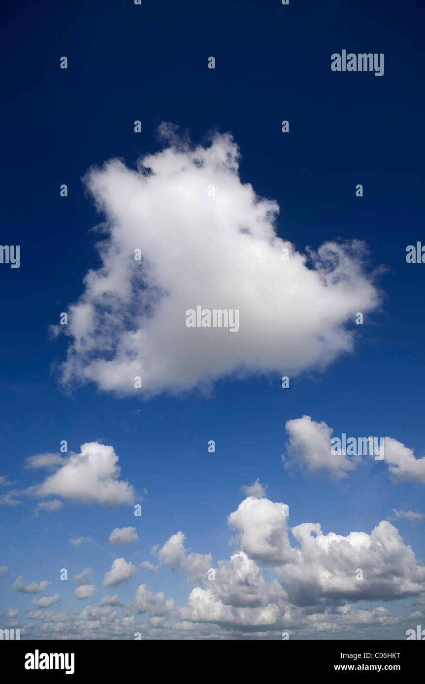 La formazione di nube contro un cielo luminoso Foto Stock