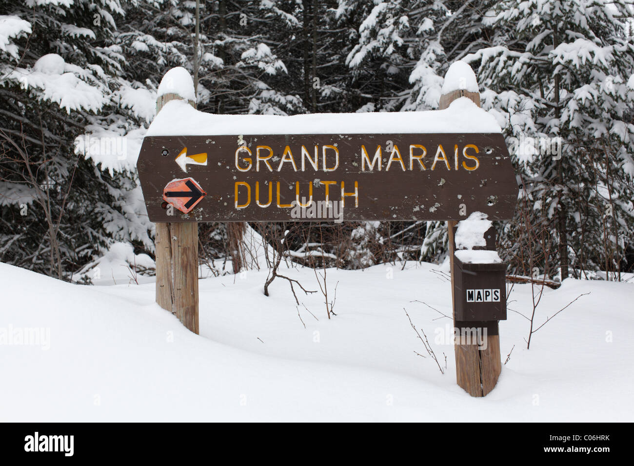 Segno sulla Superior Hiking Trail nel nord del Minnesota durante la stagione invernale con la direzione le frecce che puntano al Grand Marais e Duluth. Foto Stock