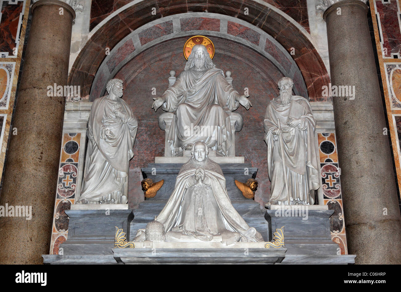 Statue di santi nella Basilica di San Pietro e la Città del Vaticano