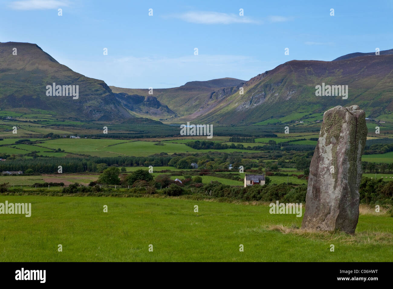 In piedi vicino a pietra Anascaul, penisola di Dingle, nella contea di Kerry, Irlanda Foto Stock