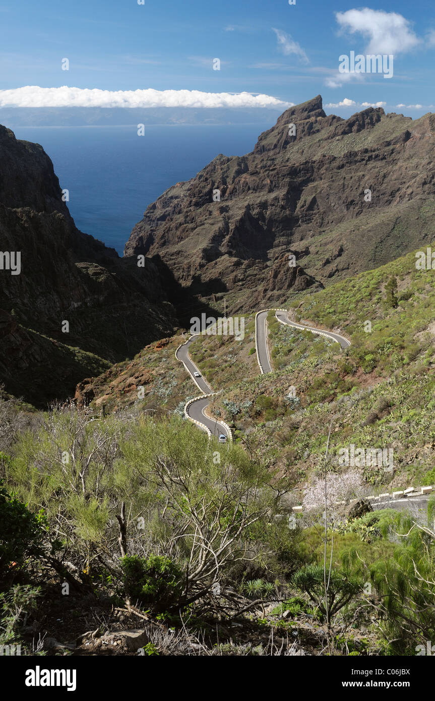 Stretta e tortuosa strada per Masca un pirata nascosto villaggio di montagna Tenerife, Isole Canarie Spagna Foto Stock