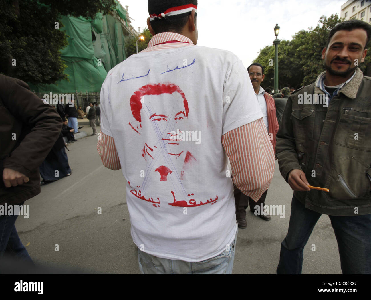 Il Cairo: 6 febbraio 2011. Un altro giorno di disordini in cui migliaia di persone sono state protestando contro il Presidente egiziano Hosni Mubarak Foto Stock