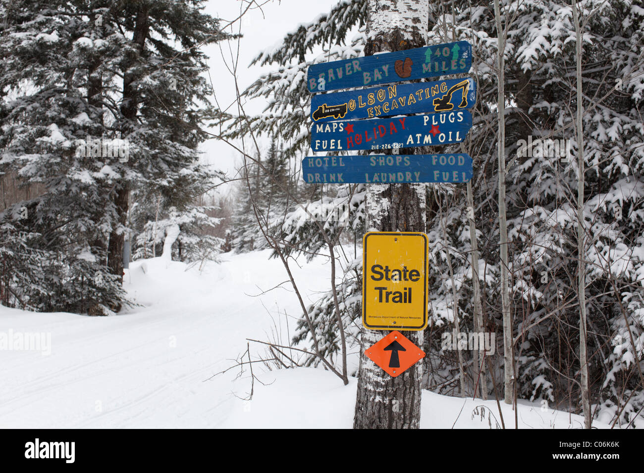 Pubblicità e insegne di direzione nella parte superiore di sentiero escursionistico nel nord del Minnesota durante l'inverno. Foto Stock