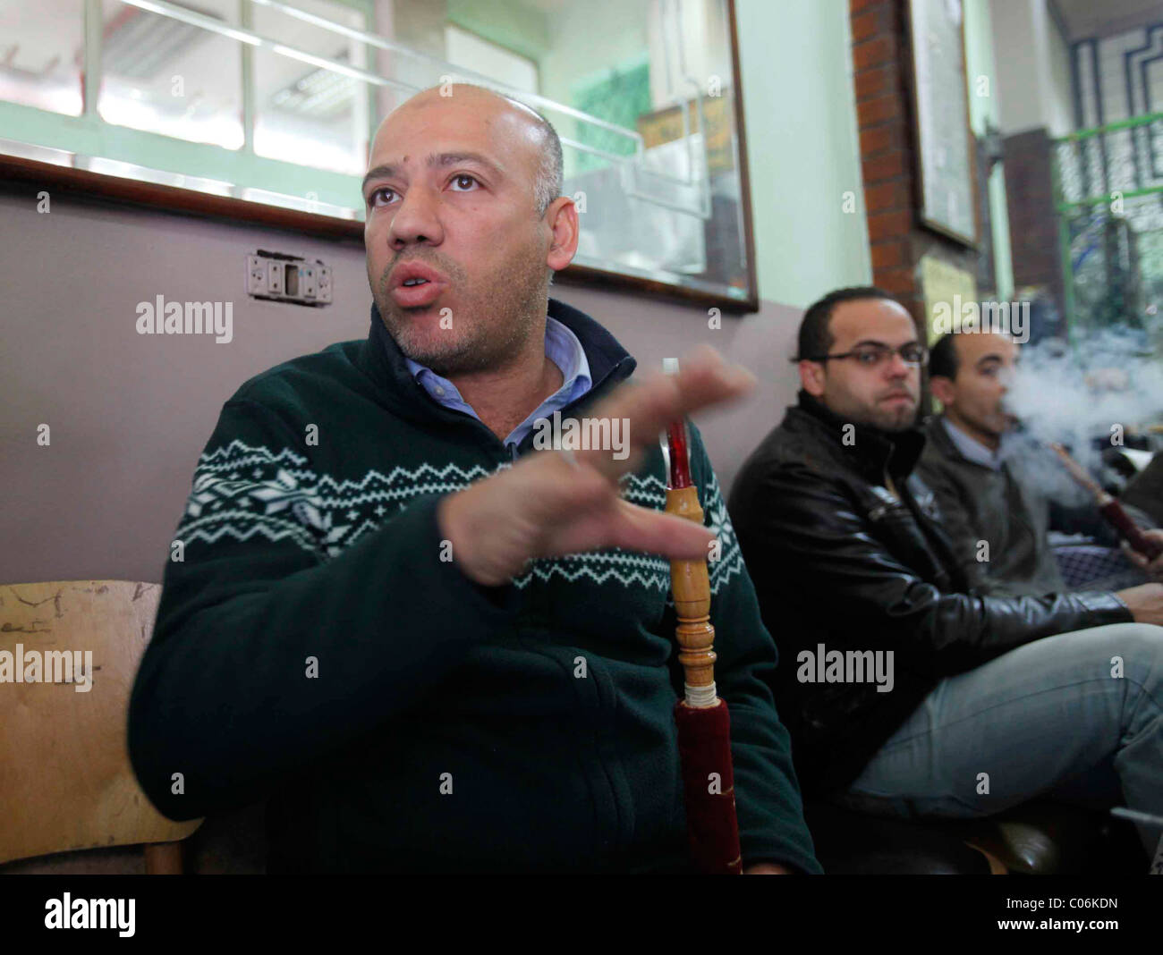 Uomo condotto dei fumi in cafe durante disordini civili in Cairo, Egitto, 1 febbraio 2011 Foto Stock